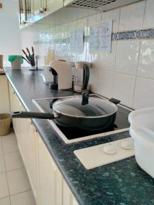 ครัวหรือมุมครัวของ 4 Bedroom, 3 bath room home in Kingswood NSW, free WIFI Internet, free parking