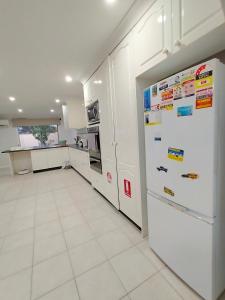 ครัวหรือมุมครัวของ 4 Bedroom, 3 bath room home in Kingswood NSW, free WIFI Internet, free parking