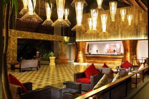 una hall con divani, sedie e lampadari a braccio di THE 1O1 Bali Oasis Sanur a Sanur