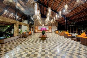 una hall con divani e pavimento a scacchi di THE 1O1 Bali Oasis Sanur a Sanur