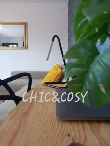 un cesto di mais su un tavolo con una pianta di Chic&Cosy Home a Majanicho