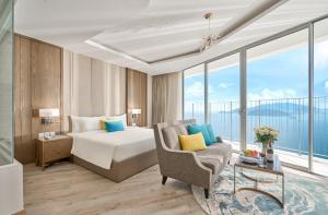 Cama ou camas em um quarto em Panorama Beachfront Nha Trang