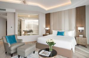 Cama ou camas em um quarto em Panorama Beachfront Nha Trang