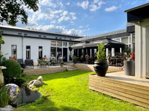 un giardino con un cane steso sull'erba di Dolphin Hotel Herning a Herning