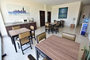 un ristorante con tavoli e sedie in una stanza di Bed Bed Hotel Perla a Torreón