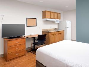 A television and/or entertainment centre at Extended Stay America Select Suites - Las Cruces