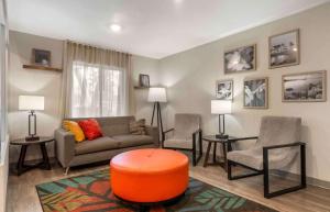 - un salon avec un canapé et des chaises dans l'établissement Extended Stay America Suites - St Paul - Woodbury, à Woodbury