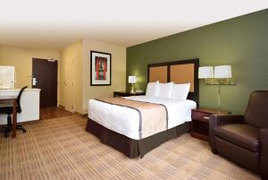 een hotelkamer met een bed, een bureau en een stoel bij Extended Stay America Suites - Baltimore - Glen Burnie in Glen Burnie