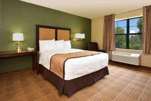 een hotelkamer met een groot bed en een raam bij Extended Stay America Suites - Baltimore - Glen Burnie in Glen Burnie