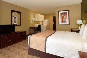 een hotelkamer met een groot bed en een televisie bij Extended Stay America Suites - Baltimore - Glen Burnie in Glen Burnie