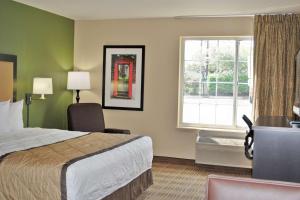 une chambre d'hôtel avec un lit et une fenêtre dans l'établissement Extended Stay America Suites - Meadowlands - East Rutherford, à East Rutherford