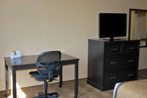 - une chambre avec un bureau, une chaise et une télévision dans l'établissement Extended Stay America Suites - Meadowlands - East Rutherford, à East Rutherford