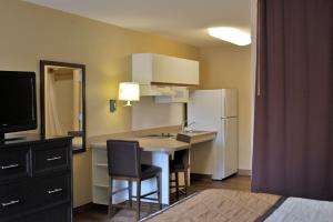 Il comprend une petite cuisine équipée d'une table et d'un réfrigérateur. dans l'établissement Extended Stay America Suites - Meadowlands - East Rutherford, à East Rutherford