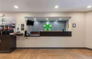 een tankstation met een groen bord op de muur bij Extended Stay America Suites - Washington, DC - Centreville - Manassas in Centreville