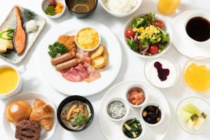 een witte tafel met borden voedsel erop bij X wave Funabashi in Funabashi