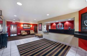 TV at/o entertainment center sa Extended Stay America Suites - Champaign - Urbana