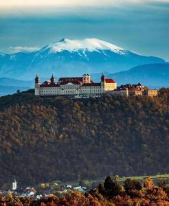 O vedere generală la munți sau o vedere la munte luată de la acest apartament