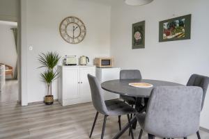 Kjøkken eller kjøkkenkrok på revLIVING Apartment Quintus Baden City Center