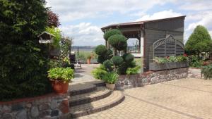 un giardino con un edificio fiorito e piante di Willa Dobryłko a Rewa