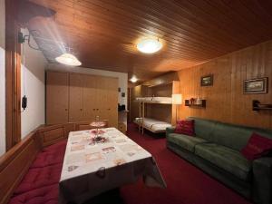 Predel za sedenje v nastanitvi Soldanella Cervinia apartment Vda Vacanze in Vetta CIR 0253