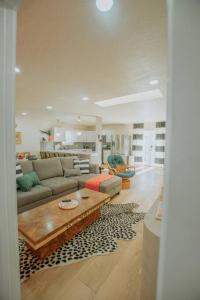 Bohemian Chic an Eclectic Escape-Hot Tub-Pet Friendly-No Pet Fees! في ألباكيركي: غرفة معيشة مع أريكة وطاولة