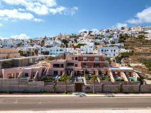 - une vue sur la ville depuis la rue dans l'établissement Perla Nera Suites, à Fira