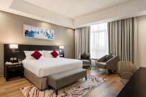 Gulta vai gultas numurā naktsmītnē Ramada by Wyndham Dubai Barsha Heights