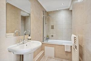 Bilik mandi di (G2) Central 1 Bed Blythswood Flat