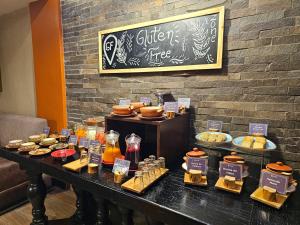 una mesa con diferentes tipos de alimentos. en Sonesta Hotel Cusco, en Cusco