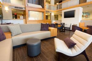 - un hall avec un canapé, des chaises et une télévision dans l'établissement Drury Inn & Suites Austin North, à Austin