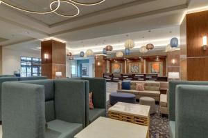 Ruang duduk di Drury Plaza Hotel Orlando - Disney Springs Area