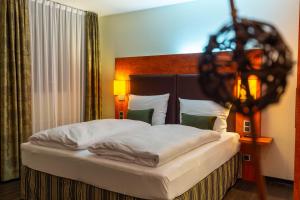 Cama ou camas em um quarto em DAS WESEL - DEIN HOTEL AM RHEIN