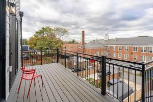 uma cadeira vermelha sentada na varanda de um edifício em Capitol View 3 Penthouse with Rooftop em Washington