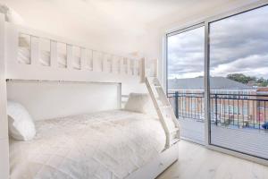 um quarto com uma cama branca e uma varanda em Capitol View 3 Penthouse with Rooftop em Washington