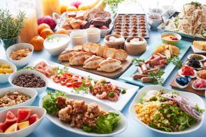 un buffet de comida en una mesa azul en Hotel Universal Port, en Osaka