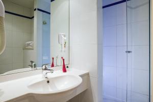 y baño blanco con lavabo y ducha. en ibis Styles Paris Mairie de Montreuil, en Montreuil