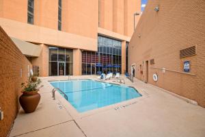 Kolam renang di atau di dekat Crowne Plaza Houston Med Ctr-Galleria Area by IHG