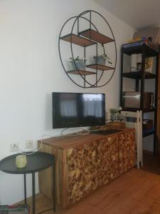 sala de estar con TV en un centro de entretenimiento de madera en Ferienwohnung Alpina Inzell, en Inzell