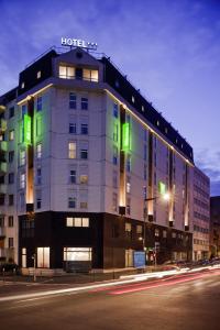 un edificio de hotel con luces verdes en el lateral en ibis Styles Paris Mairie de Montreuil, en Montreuil