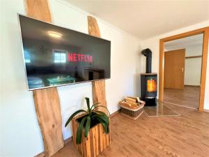 Televiisor ja/või meelelahutuskeskus majutusasutuses BIG Apartment for YOUR DREAM Vacation Bavarian Forest + NETFLIX