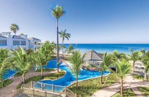 - une vue aérienne sur un complexe avec une piscine et l'océan dans l'établissement Azul Beach Resort Negril, Gourmet All Inclusive by Karisma, à Negril