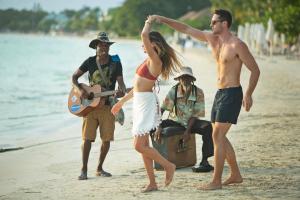 Un groupe de personnes debout sur la plage dans l'établissement Azul Beach Resort Negril, Gourmet All Inclusive by Karisma, à Negril