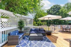 Khu vực ghế ngồi tại Lrge Home Near Wash DC-Pool, Hot Tub, Gym, Game Rm