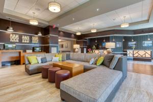 Χώρος καθιστικού στο Drury Inn & Suites Cincinnati Northeast Mason