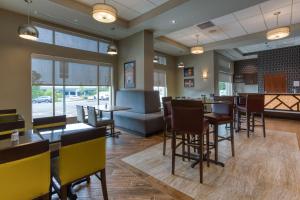 Χώρος καθιστικού στο Drury Inn & Suites Cincinnati Northeast Mason