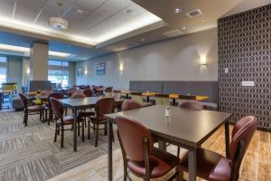 Χώρος καθιστικού στο Drury Inn & Suites Cincinnati Northeast Mason