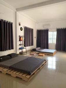 เตียงในห้องที่ The Vinyl Homestay