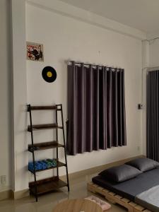 เตียงในห้องที่ The Vinyl Homestay