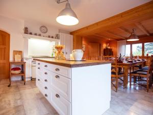 cocina con encimera y comedor en Chalet Chalet Le Haut Pré by Interhome, en Villars-sur-Ollon