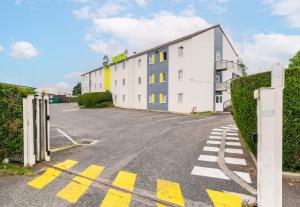 ein leerer Parkplatz vor einem Gebäude in der Unterkunft B&B HOTEL Nancy Laxou Zenith in Nancy